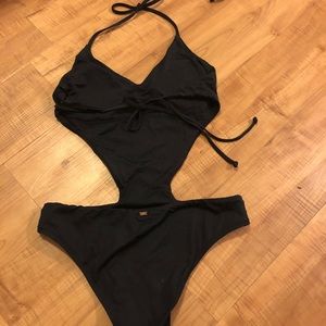 Roxy one piece w/ cut out